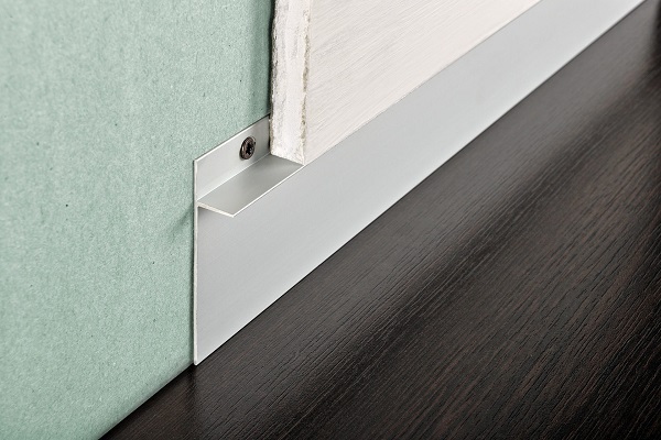 PKINSAA 60 - Плинтус PROSKIRTING INS H= 60 мм, алюминий анодированный, цвет серебро, длина 2000 мм